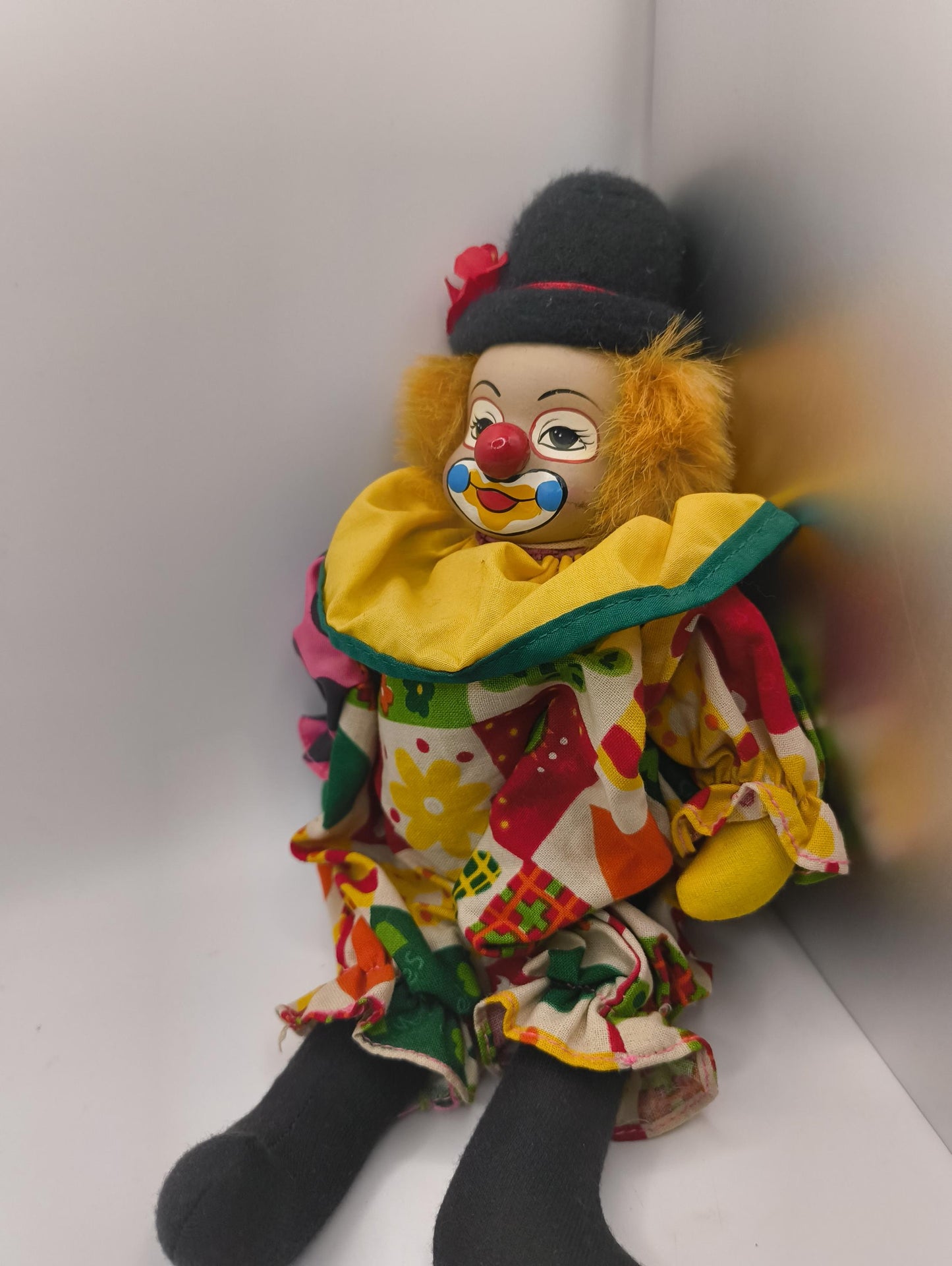 Original Harlequin Doll gruseliger Clown buntes Gewand Fedora orangene Haare