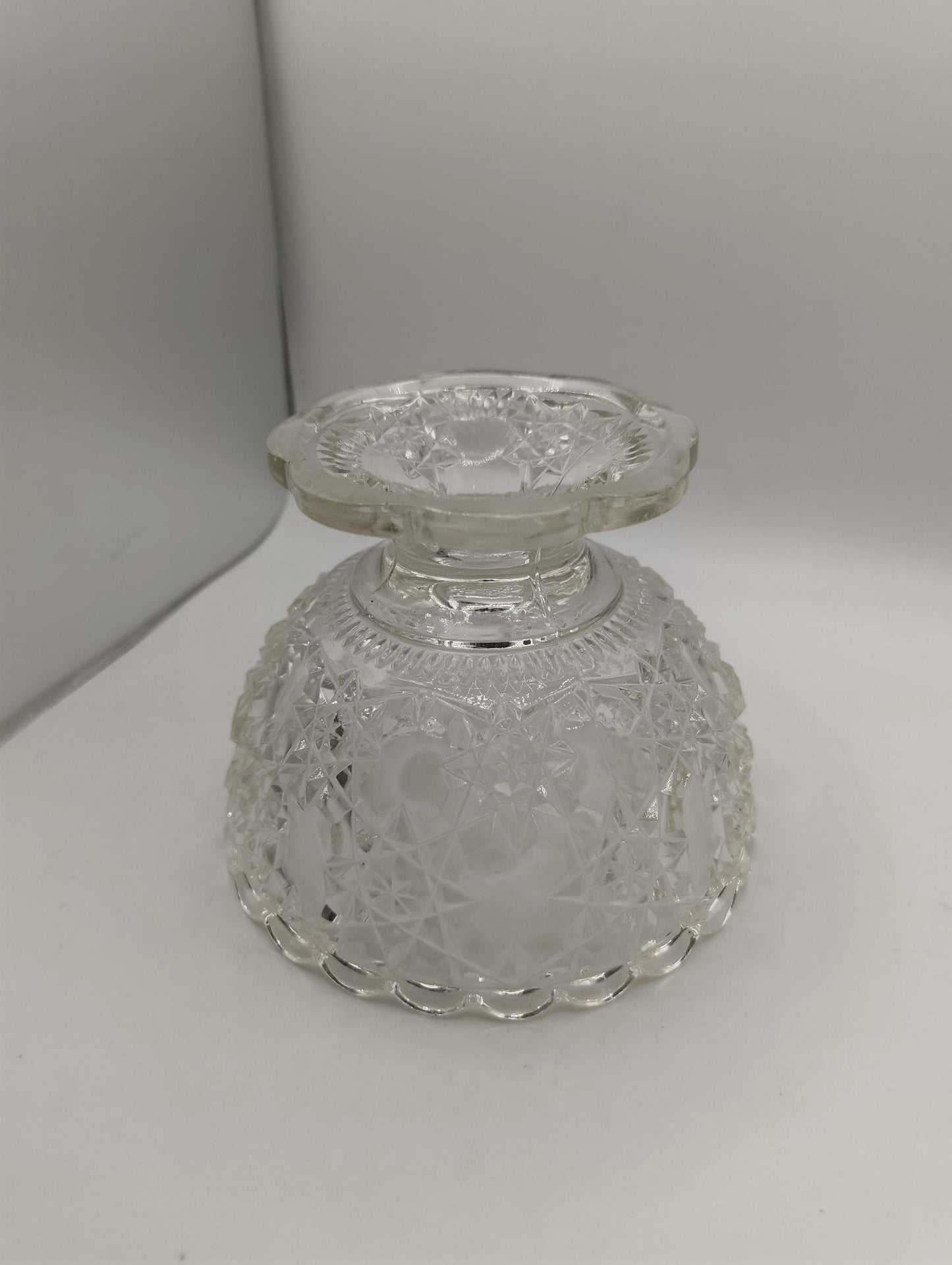 1920-30er Fruchtschale Beerenschale Art Deko Pressglas 12 cm Durchmesser 9 cm Insg hoch. Original SG Radeberg Sachsen