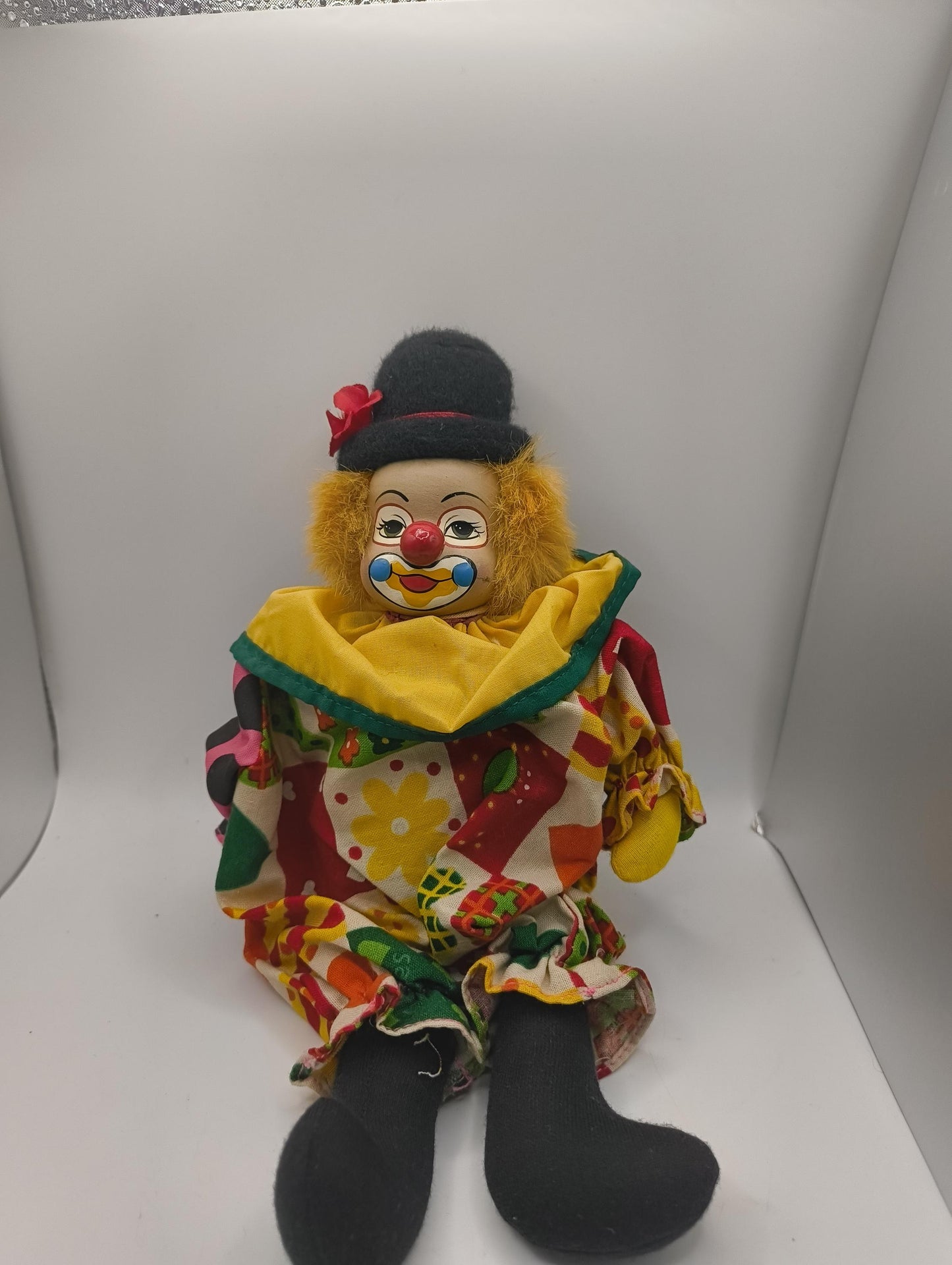 Original Harlequin Doll gruseliger Clown buntes Gewand Fedora orangene Haare