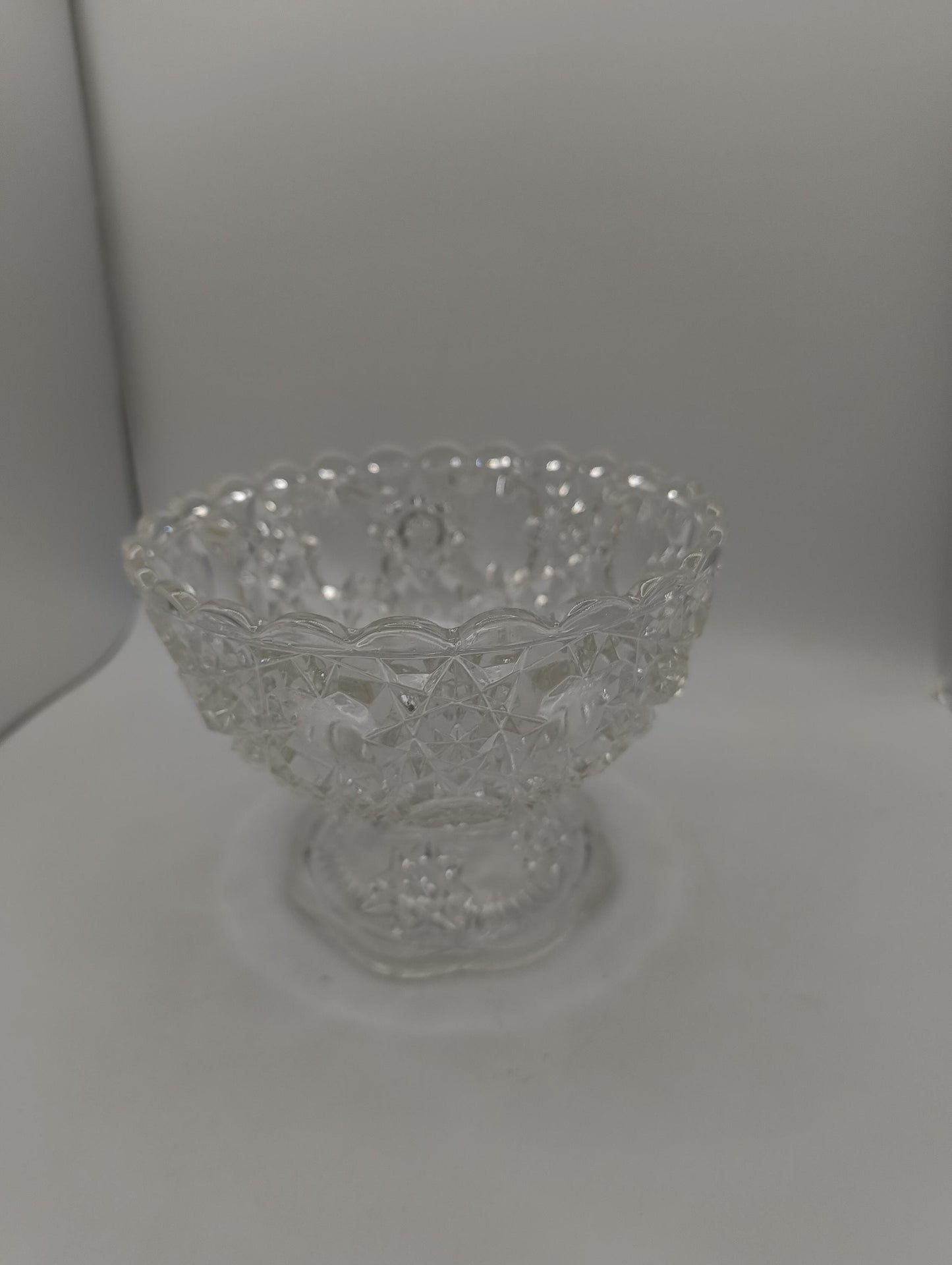 1920-30er Fruchtschale Beerenschale Art Deko Pressglas 12 cm Durchmesser 9 cm Insg hoch. Original SG Radeberg Sachsen